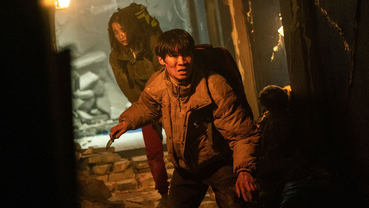 Jeon Jong-Seo as Park Joo Young and Jin Sun-kyu as Noh in "Bargain."