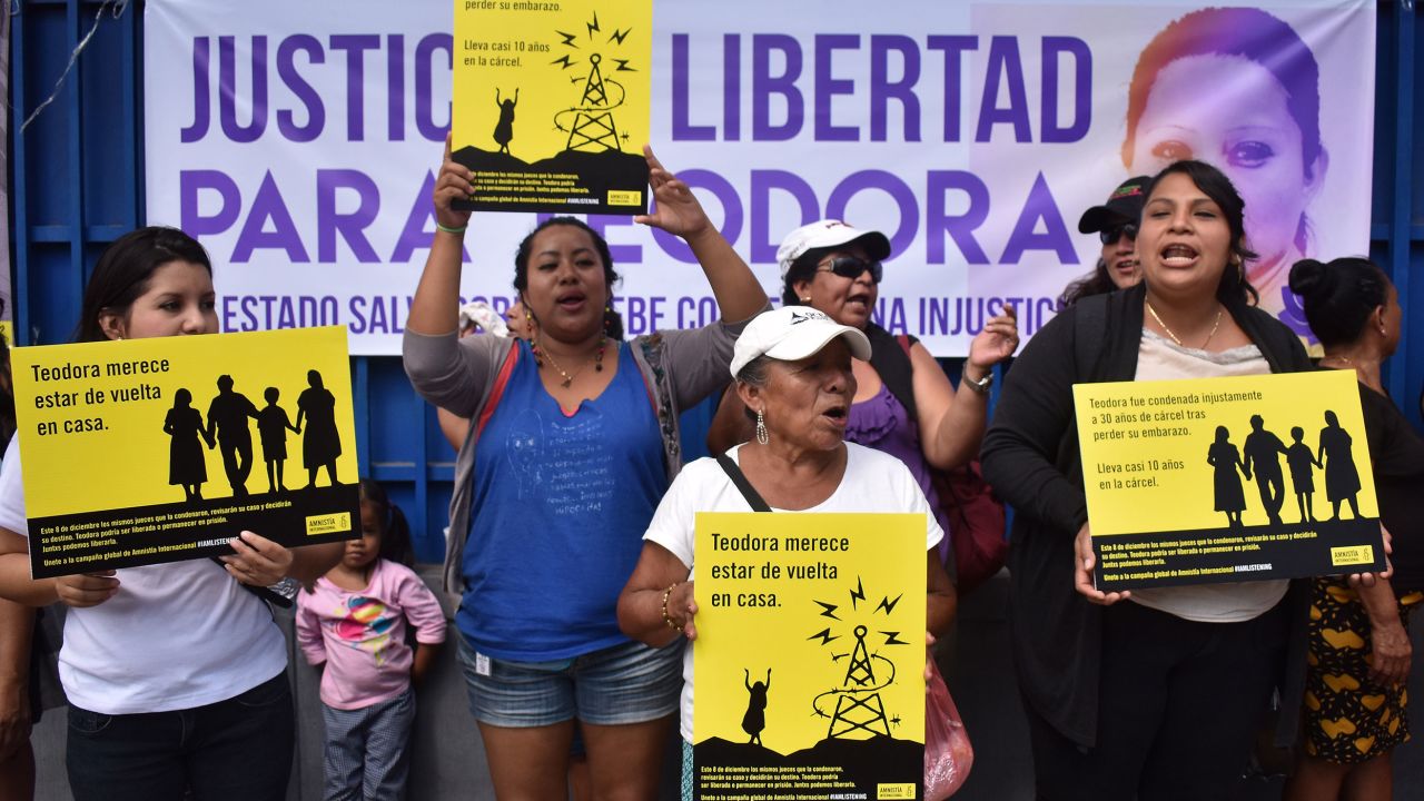 Women hold a protest demanding the release of Teodora Vasquez accused of having aborted and condemned in 2008, in front of the Isidro Menendez Judicial Center, where a judge is to review her 2008 sentence, in San Salvador on December 8, 2017.
The 30-year prison term, given after she was found guilty of 