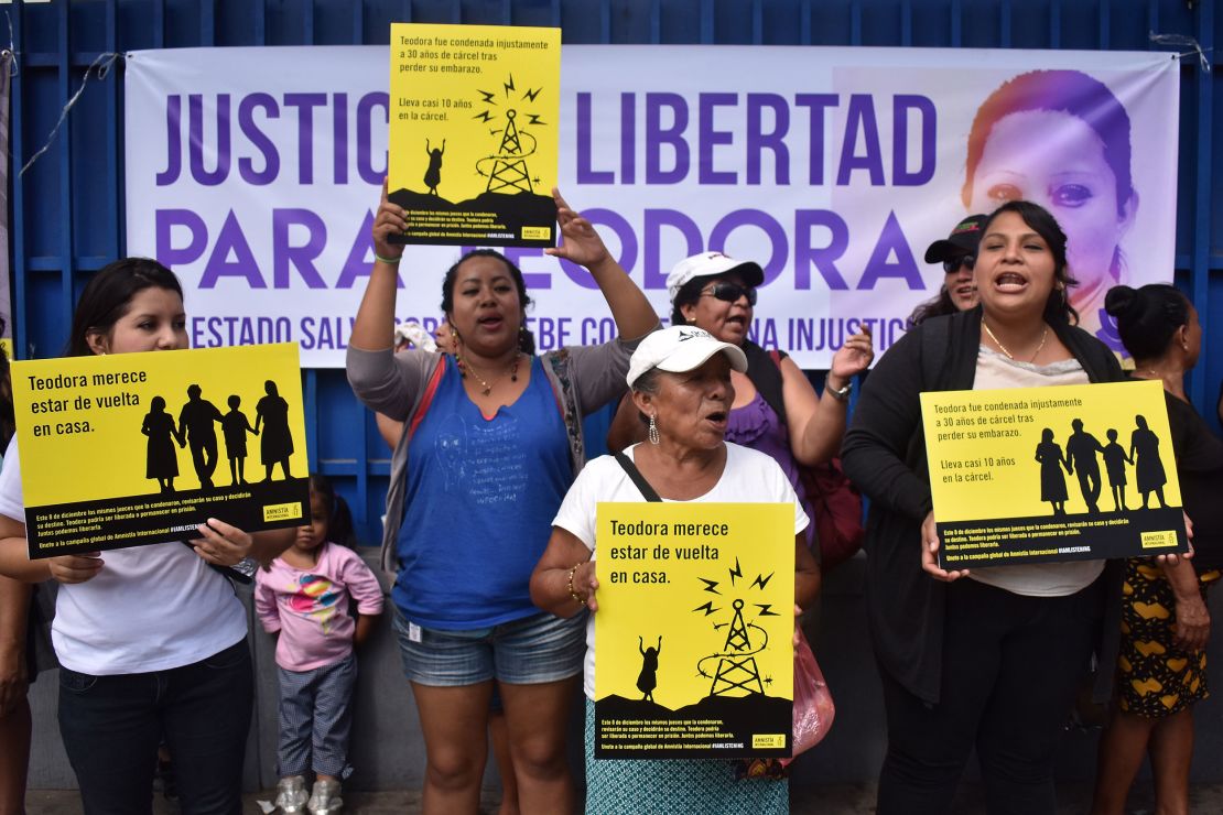 Women hold a protest demanding the release of Teodora Vasquez accused of having aborted and condemned in 2008, in front of the Isidro Menendez Judicial Center, where a judge is to review her 2008 sentence, in San Salvador on December 8, 2017.
The 30-year prison term, given after she was found guilty of "aggravated homicide" for a stillbirth in her ninth month of pregnancy, is being challenged this week with her lawyer and rights groups calling for her to be freed. / AFP PHOTO / OSCAR RIVERA        (Photo credit should read OSCAR RIVERA/AFP via Getty Images)