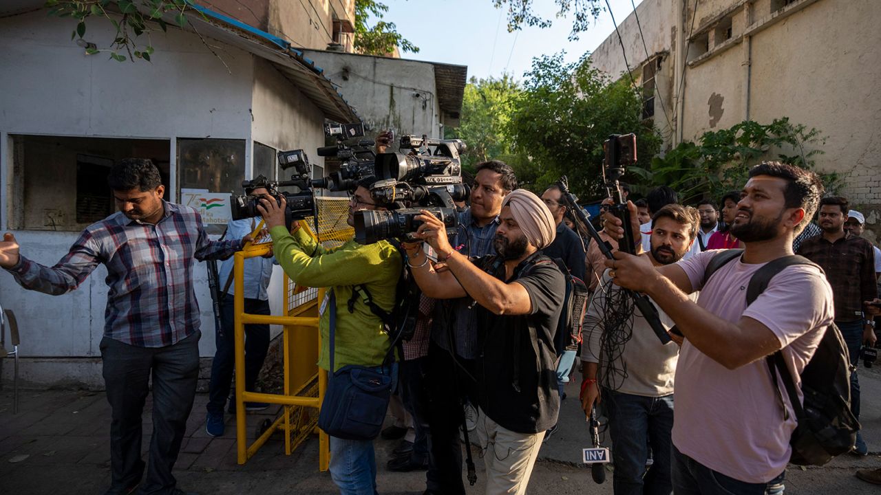 Personnel des médias devant la cellule spéciale de la police de Delhi, à New Delhi, en Inde, le 3 octobre.