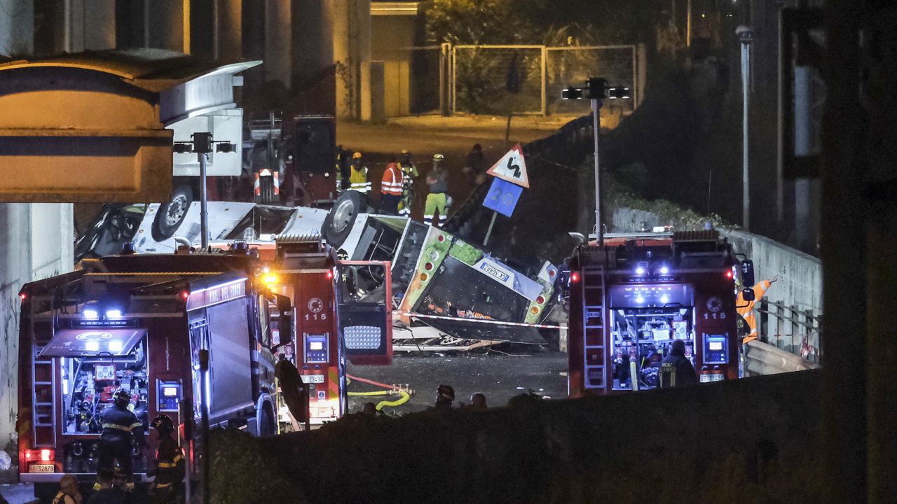   Les membres de l'équipe d'urgence travaillent sur les lieux après un accident de bus près de Venise.