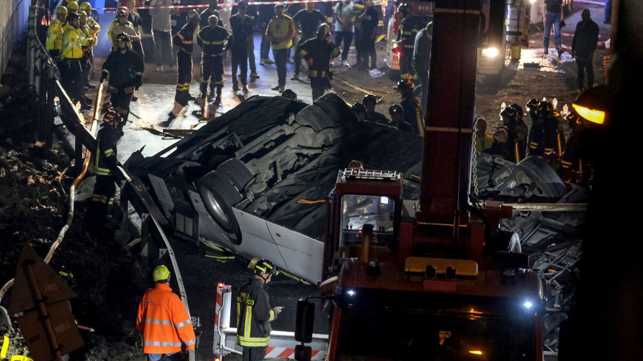 Die italienische Feuerwehr wird untersuchen, ob die elektrische Batterie des Busses bei dem Unfall eine Rolle gespielt hat. 