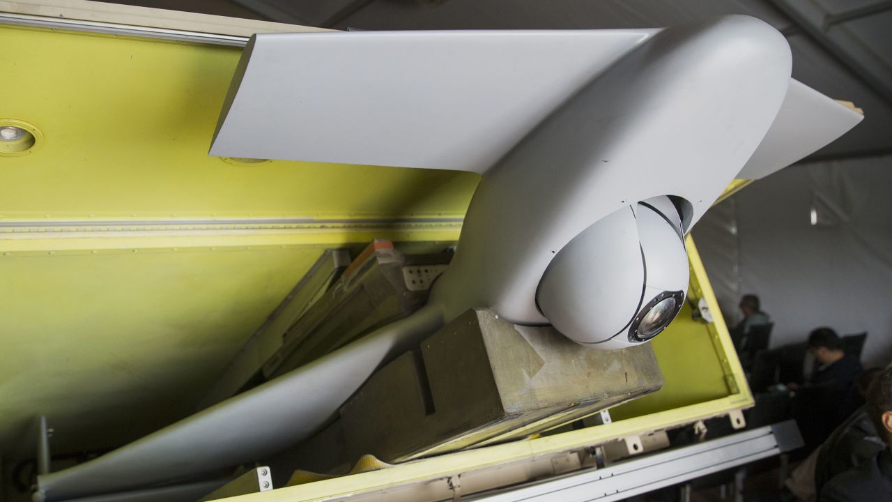 Le nez du véhicule aérien de combat sans pilote Harop développé par Israel Aerospace Industries est exposé lors de l'exposition sur les systèmes sans pilote de robotique autonome, dans la ville côtière de Rishon Le Tsyion, au sud de Tel Aviv, le 26 novembre 2014. 