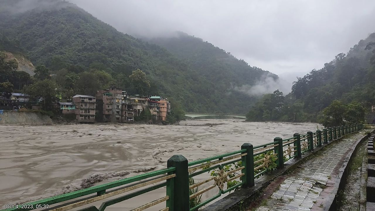  Покачващите се равнища на водата на река Тиста в Сиким, Индия, след неочаквани наводнения, наводнили района. 