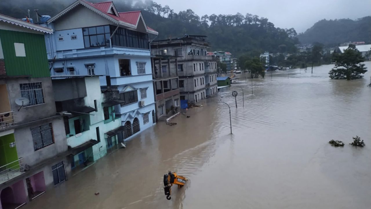 Les eaux de crue inondent les bâtiments le long de la rivière Teesta au Sikkim, en Inde, le mercredi 4 octobre 2023. 