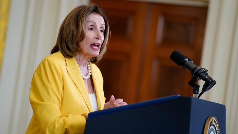 Pelosi zegt dat waarnemend spreker McHenry haar opdracht heeft gegeven haar kantoor in het Capitool te verlaten. Pelosi zegt dat waarnemend spreker McHenry haar opdracht heeft gegeven haar kantoor in het Capitool te verlaten.