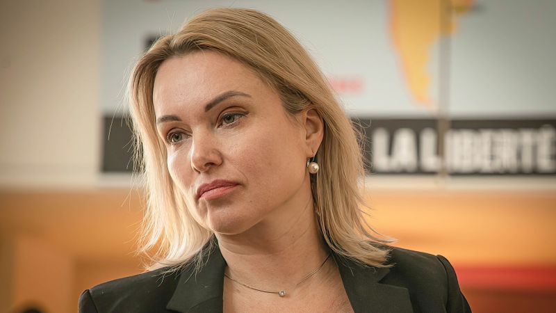 Марина Овсяникова руска журналистка която организира дързък протест срещу войната