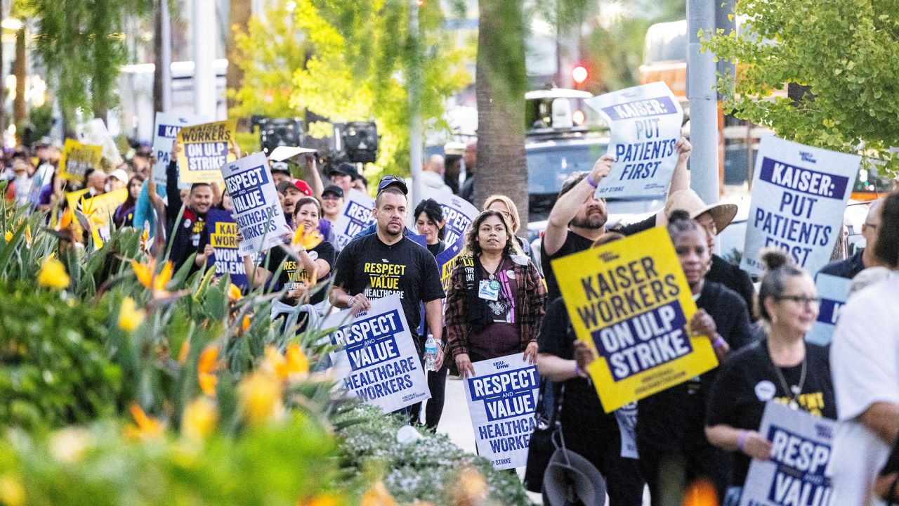 Los trabajadores de la salud hacen huelga frente al Centro Médico Kaiser Permanente de Los Ángeles mientras más de 75.000 trabajadores de la salud de Kaiser Permanente en todo Estados Unidos se declaran en huelga el 4 de octubre de 2023 en Los Ángeles, California.  