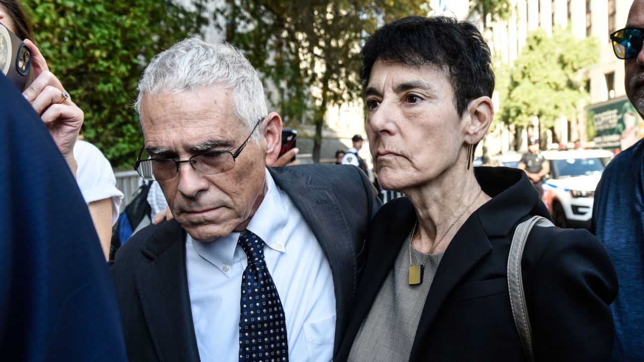 Joe Bankman y Barbara Fried, padres del cofundador de FTX, Sam Bankman-Fried, llegan a la corte de Nueva York el 4 de octubre.
