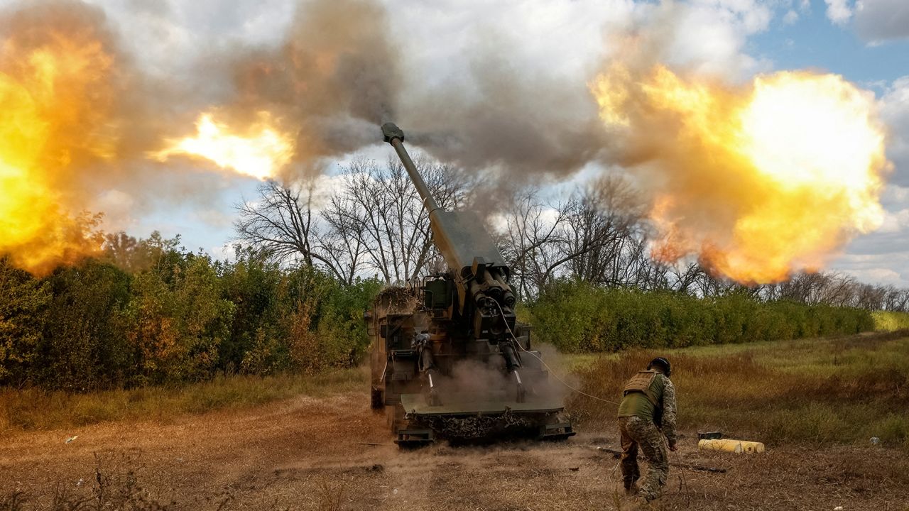 Un militaire ukrainien tire un obusier automoteur 2S22 Bohdana sur les troupes russes depuis une position dans la région de Donetsk en Ukraine, le 13 septembre.