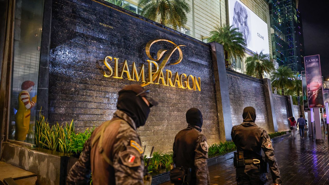 La police répond à une fusillade dans le centre commercial Siam Paragon le 3 octobre à Bangkok, en Thaïlande. 