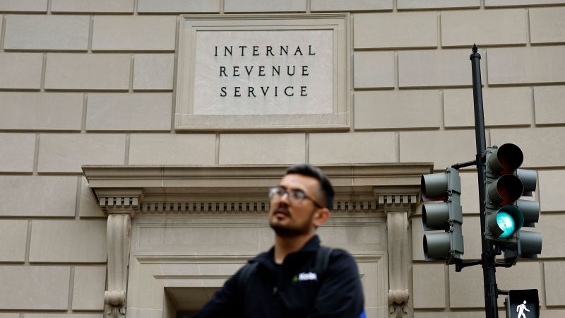 Бившият изпълнител на IRS обвинен в изтичане на данъчните декларации
