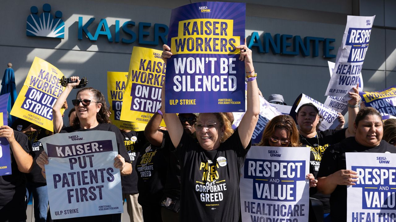 Les travailleurs de la santé de Kaiser Permanente organisent une grève de trois jours à Los Angeles, en Californie, le 4 octobre. 