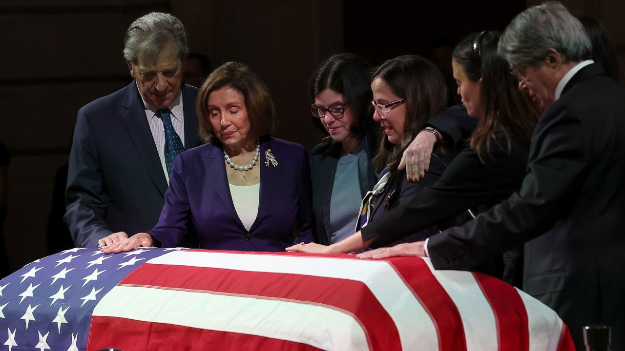 La représentante Nancy Pelosi, entourée de sa famille, se tient devant le cercueil de la sénatrice Dianne Feinstein alors qu'elle repose mercredi à l'hôtel de ville de San Francisco. 
