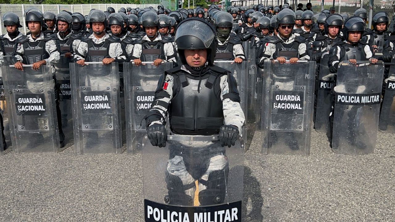 Des membres de la Garde nationale mexicaine se tiennent à la frontière entre le Mexique et le Guatemala pour empêcher le passage des caravanes de migrants, le 21 octobre 2022.