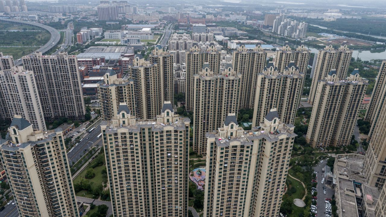 Bức ảnh chụp từ trên không này được chụp vào ngày 28 tháng 9 năm 2023 cho thấy một khu phức hợp nhà ở của nhà phát triển bất động sản Trung Quốc Evergrande ở Vũ Hán, tỉnh Hồ Bắc, miền trung Trung Quốc. (Ảnh của AFP) / China OUT (Ảnh của STR/AFP qua Getty Images)