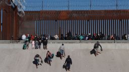 Мигрантите се доближават до граничната стена в Сиудад Хуарес, Мексико, сряда, 21 декември 2022 година, от другата страна на границата от Ел Пасо, Тексас. Мигрантите се събраха от мексиканската страна на южната граница в сряда, до момента в който чакаха Върховният съд на Съединени американски щати да реши дали и по кое време да отстрани рестриктивните мерки от ерата на пандемията, които попречиха на мнозина да потърсят леговище. (AP Photo/Christian Chavez)