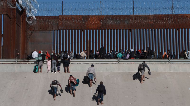 Biden zegt dat grensmuren niet zullen werken omdat de regering wetten overtreedt om meer barrières op te werpen in Zuid-Texas
