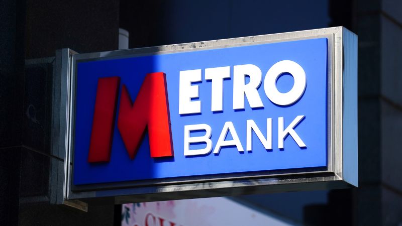 Акциите на кредитора в Обединеното кралство Metro Bank потънаха с
