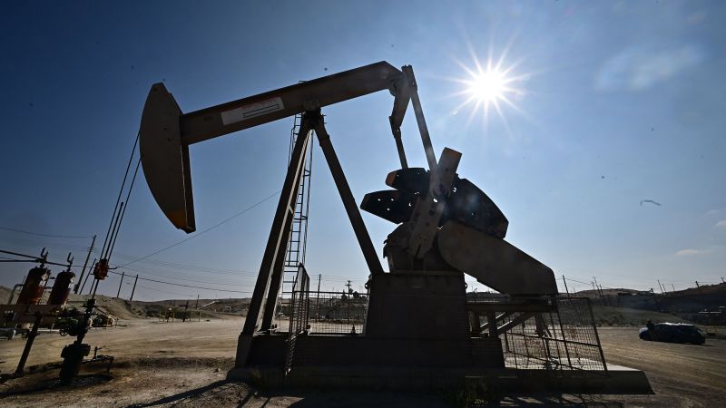NextImg:Gas prices could fall to $3.25 by Halloween as oil plunges | CNN Business