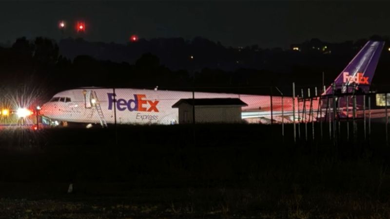 Самолет FedEx выкатился за пределы взлетно-посадочной полосы в аэропорту Чаттануга в Теннесси из-за отказа шасси.