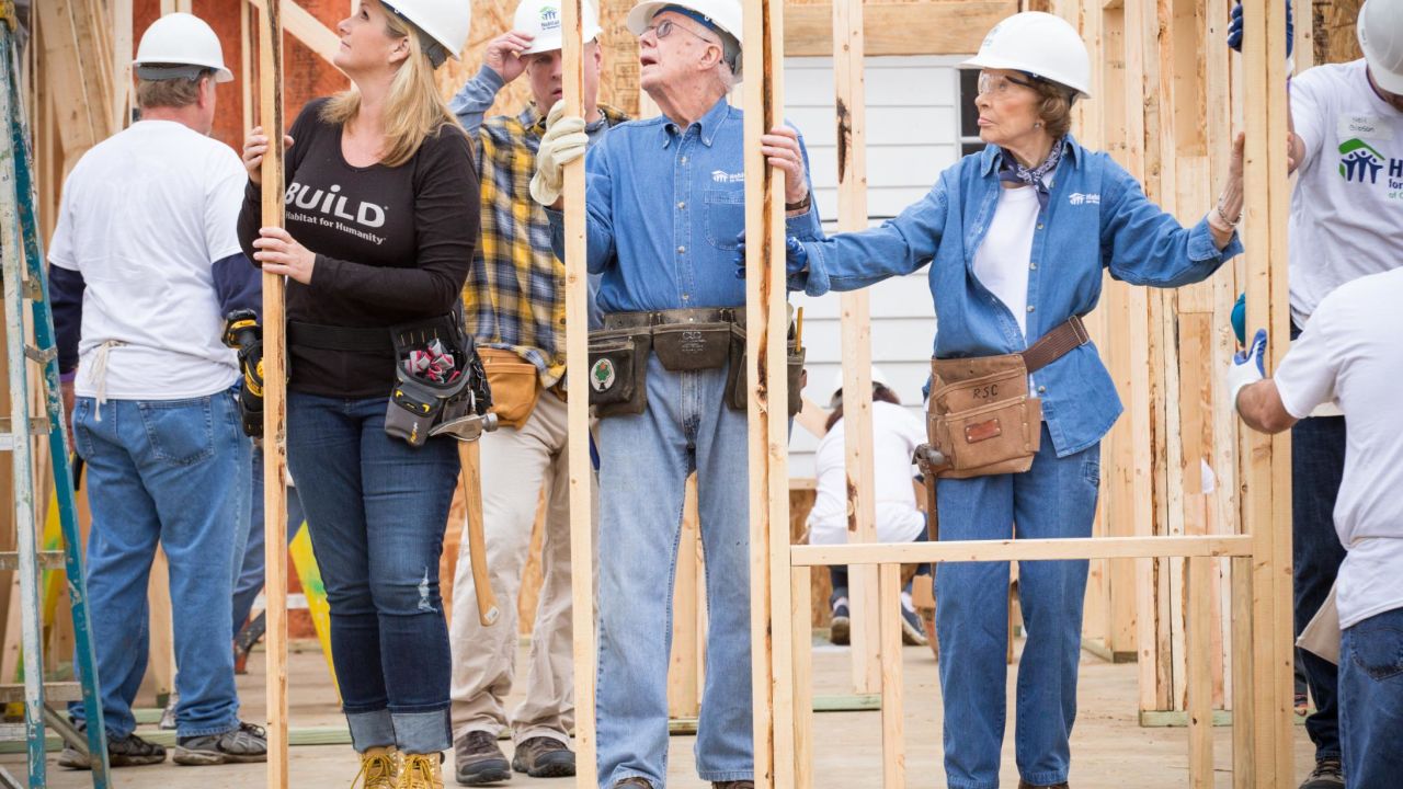 Триша Йърууд оказва помощ на семейство Картър да издигне стените на нов дом Habitat в Мемфис, Тенеси през 2015 година 