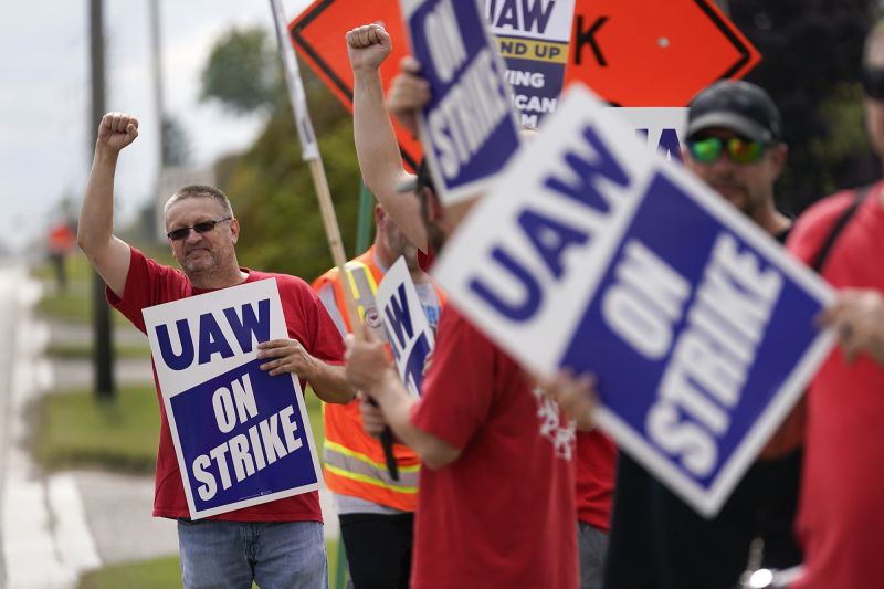 UAW Workers Will Strike After Rejecting Deal With Mack Trucks | CNN ...