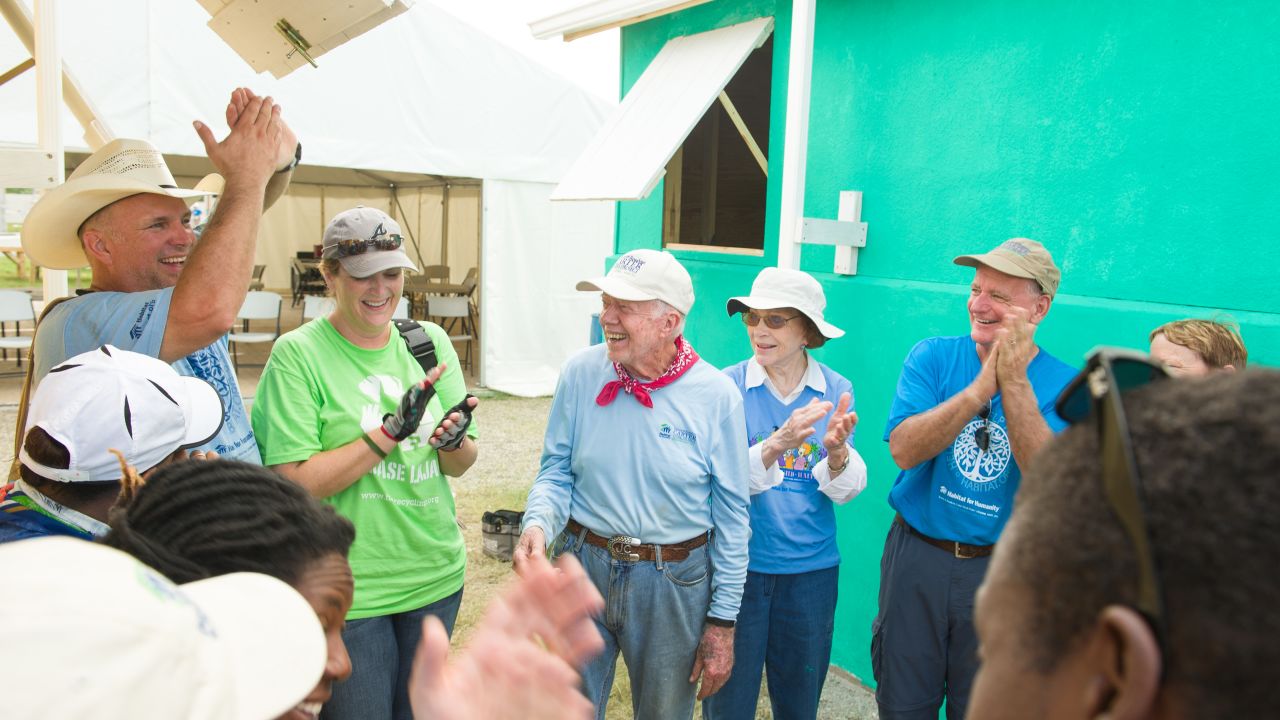 Семейство Картър дружно с Гарт Брукс и Триша Йърууд посвещават къщите, които помогнаха да построят в Хаити през 2012 г.