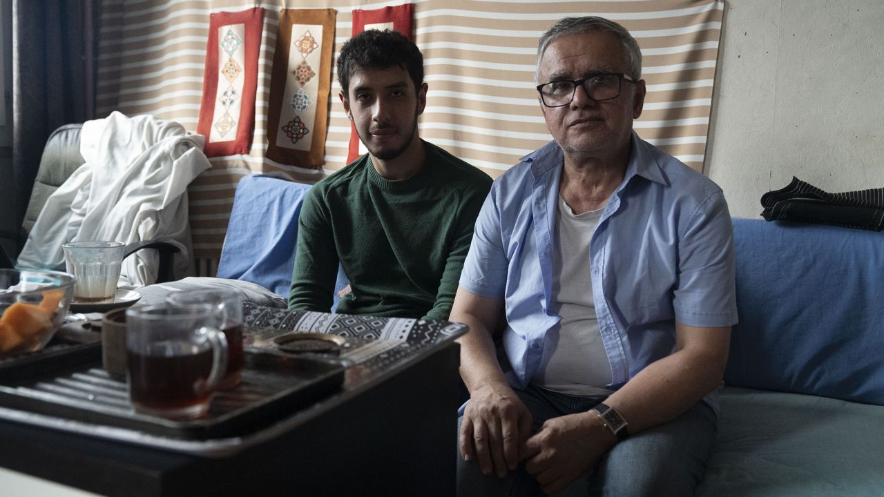 Ali y Taghi Rahmani, vistos en su apartamento en París, dicen estar orgullosos del activismo de Mohammadi en favor de los iraníes.