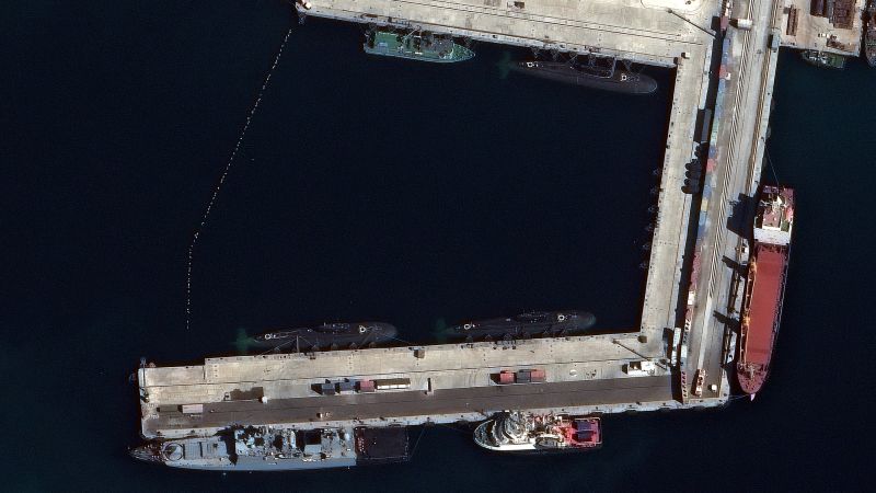 Сателитни изображения показват че Русия премества някои военноморски кораби от