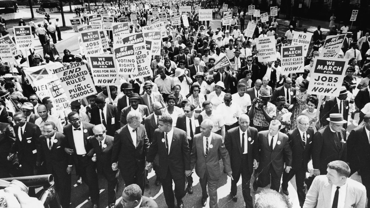 La Marcha en Washington por el Empleo y la Libertad el 28 de agosto de 1963. Entre los asistentes se encuentran (primera fila): James Meredith y Martin Luther King, Jr., izquierda;  (De izquierda a derecha) Roy Wilkins, traje de color claro, A. Phillip Randolph y Walther Reuther.