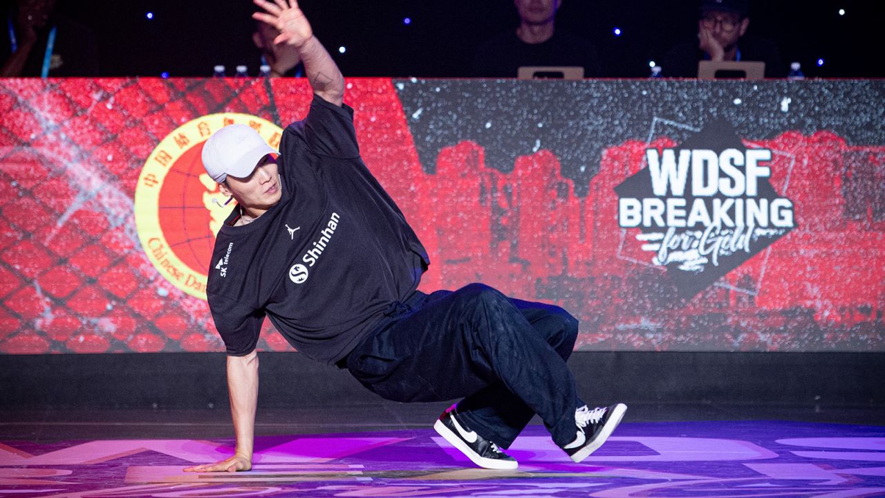 Kim Heonwoo, ou b-boy Wing, de Corée du Sud, aux Championnats asiatiques de breaking WDSF 2023 à Hangzhou, en Chine, en juillet.              