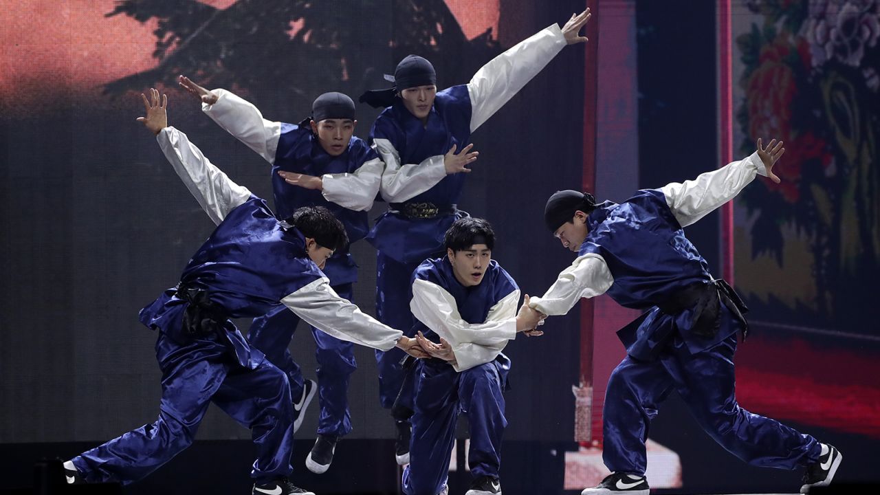 L'équipe de breakdance sud-coréenne Jinjo Crew au concert mondial de K-pop en 2021.           