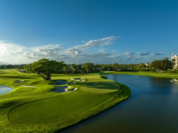 Set between the Atlantic Ocean and the Intracoastal Waterway, water challenges are a key feature of the course. 