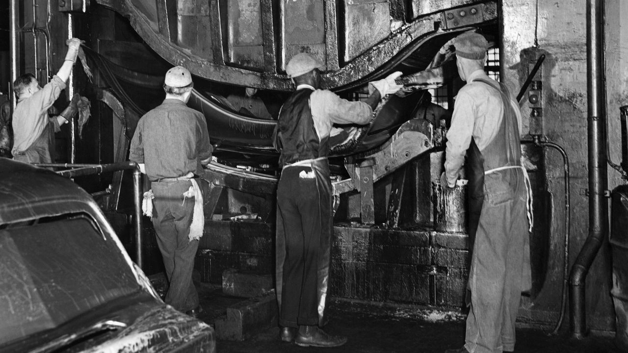 Una fotografía de 1946 que muestra a los trabajadores en una prensa formándose en una fábrica de Ford en Detroit.  Durante décadas, los trabajadores negros fueron relegados a los empleos peor pagados en las fábricas de automóviles, pero lucharon por obtener un mayor acceso.