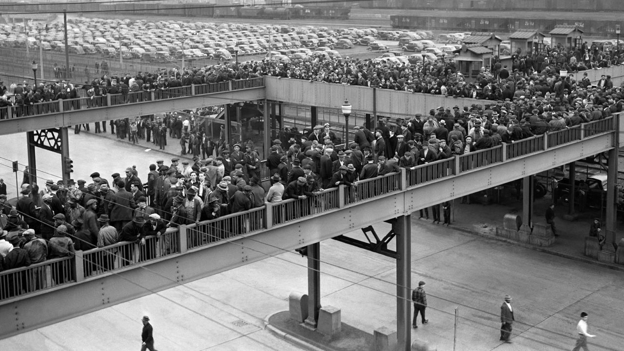 Una huelga en la planta de Ford en River Rouge en Dearborn, Michigan, en 1941, llevó a Ford a reconocer al UAW.