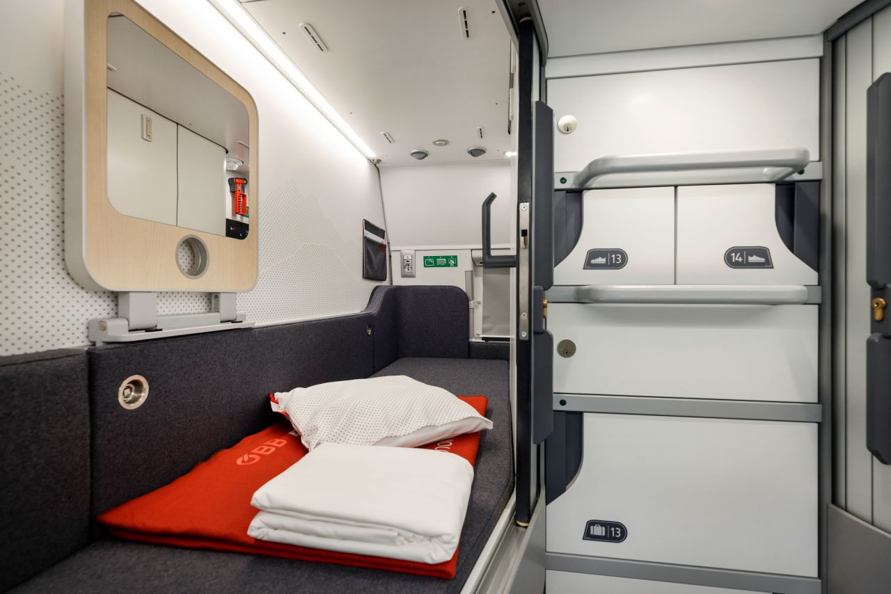 Las cápsulas individuales permiten a los viajeros encerrarse lejos de los demás en la cabina estilo dormitorio.