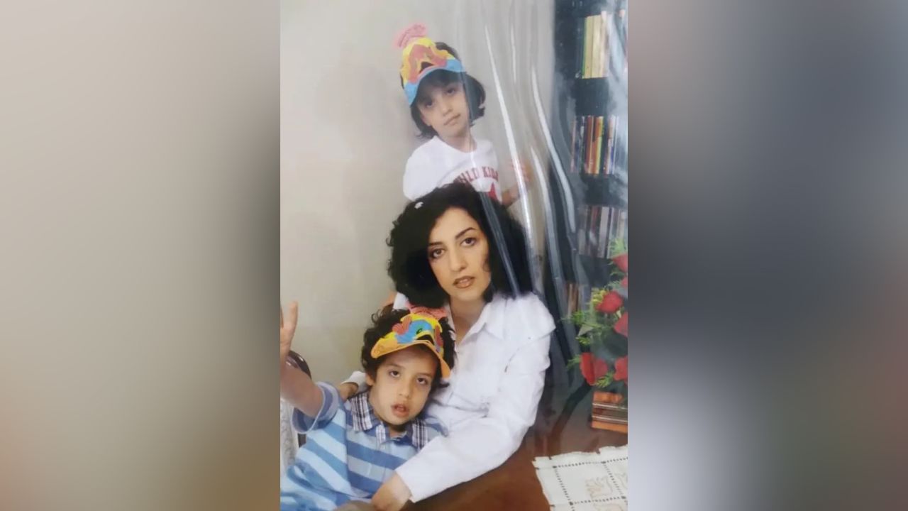 纳尔吉斯·穆罕默迪 (Narges Mohammadi) 与她的孩子基亚娜 (Kiana) 和阿里 (Ali) 早些时候拍摄的照片。