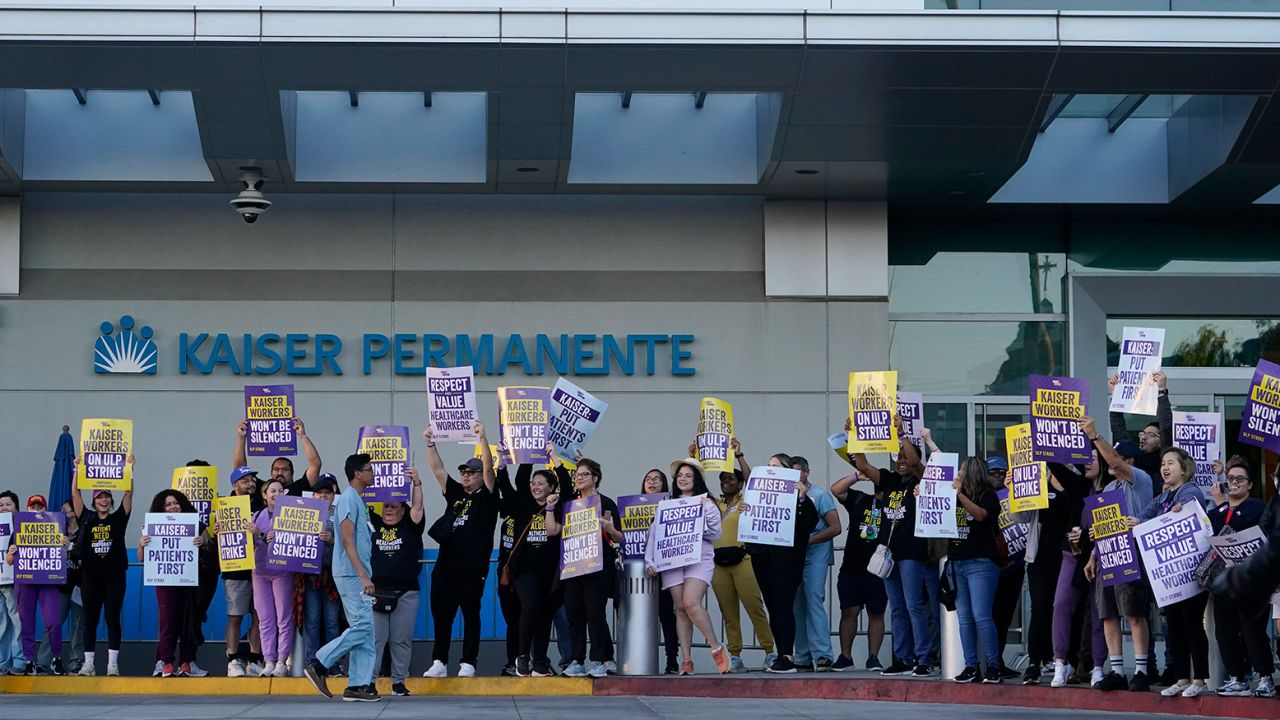 Les professionnels de la santé de Kaiser Permanente se rassemblent devant le centre médical Kaiser Permanente de Los Angeles, à Los Angeles, le mercredi 4 octobre 2023. 