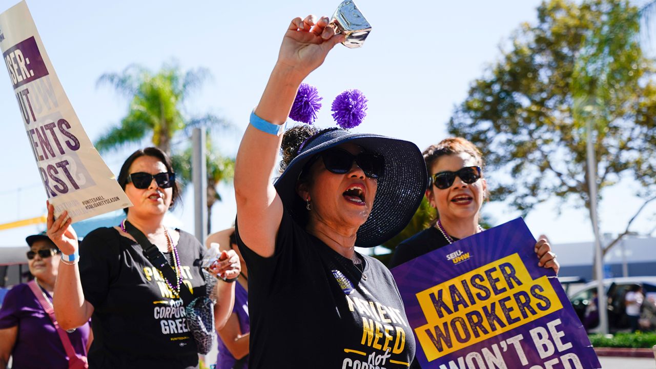 Piquet des travailleurs permanents de Kaiser le jeudi 5 octobre 2023 à Baldwin Park, en Californie. 