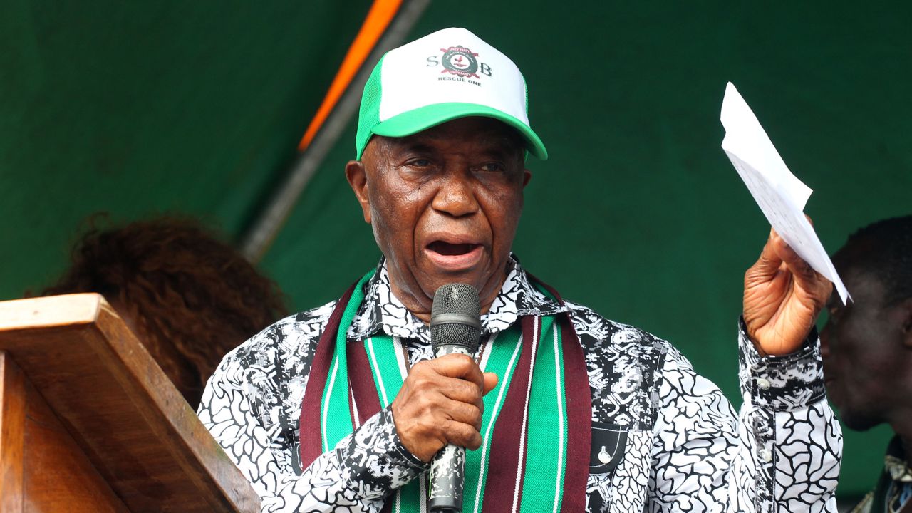 Joseph Boakai s'exprime lors de son rassemblement électoral à la Soul Clinic Community, à l'extérieur de Monrovia, au Libéria, le 26 août 2023.