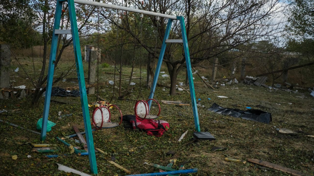 L'épicerie et le café touchés par un missile russe à Hroza se trouvaient à quelques mètres d'une aire de jeux pour enfants.