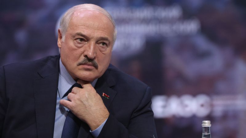 Беларуският президент Александър Лукашенко каза в петък че въоръжавайки Украйна