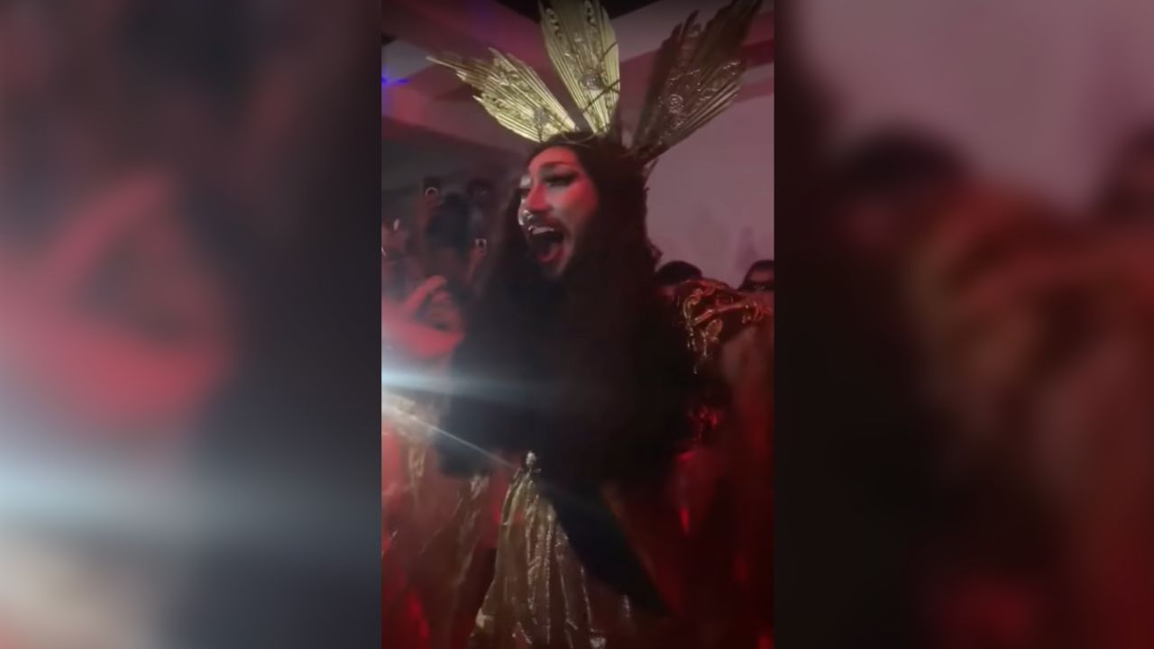 Видеоклиповете в обществените медии на мил кралицата Пура Лука Вега, пееща рок версия на Господната молитва, облечена като Исус, станаха тематика на спор във Филипините.
