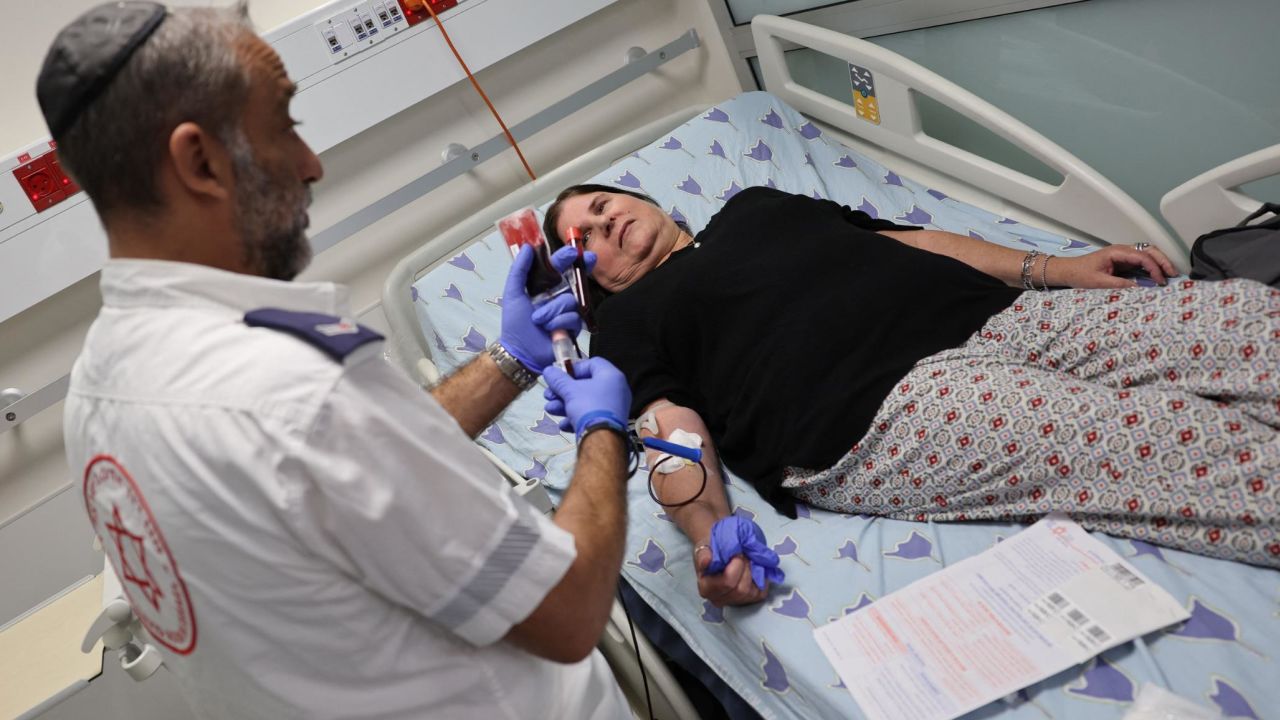 Una mujer israelí dona sangre en un hospital de Tel Aviv.