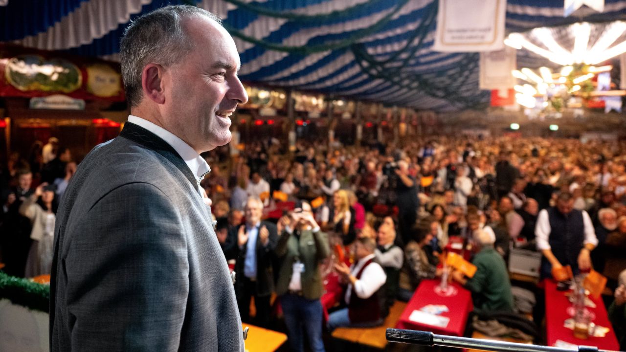 Hubert Aiwanger, leader des électeurs libres, se tient dans une tente à bière au Mainburg 