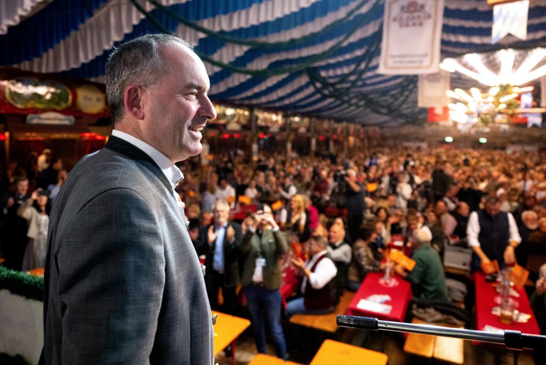 Hubert Aiwanger, leader of the Free Voters, stands in a beer tent at the Mainburg "Gallimarkt." 