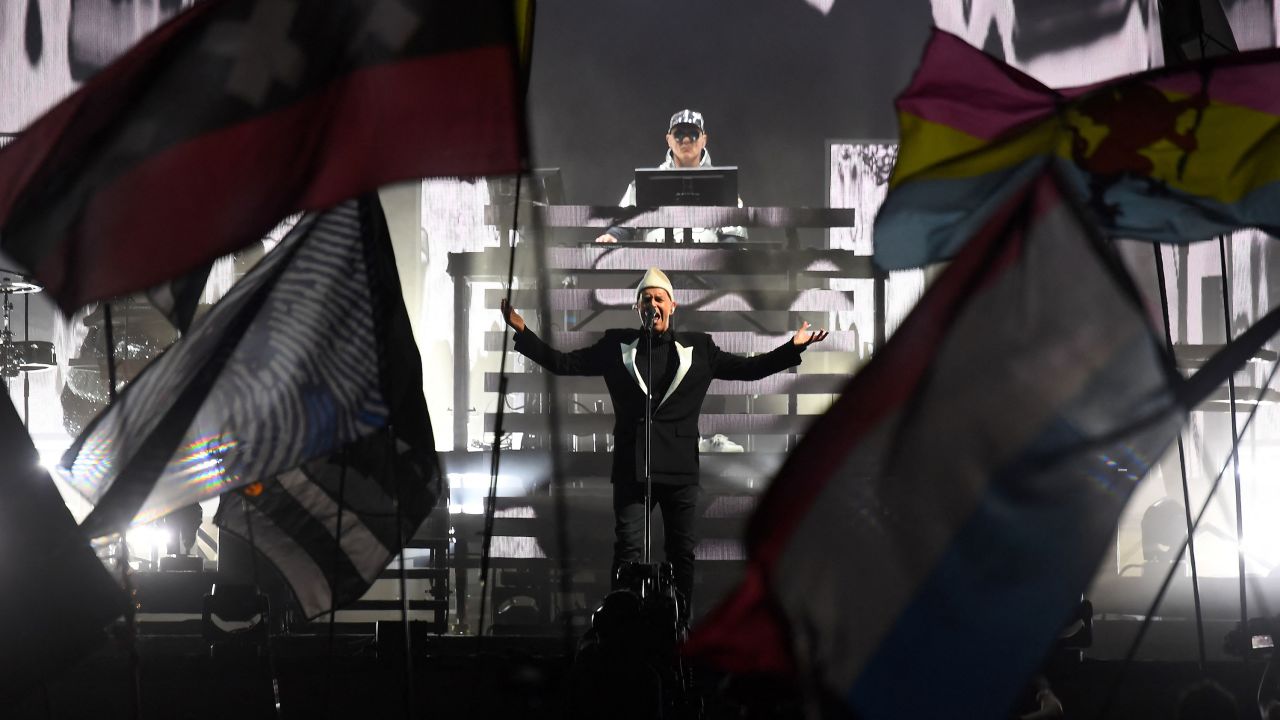 The Pet Shop Boys извършват на другата сцена на фестивала в Гластънбъри покрай село Пилтън в Съмърсет, югозападна Англия, на 26 юни 2022 г.