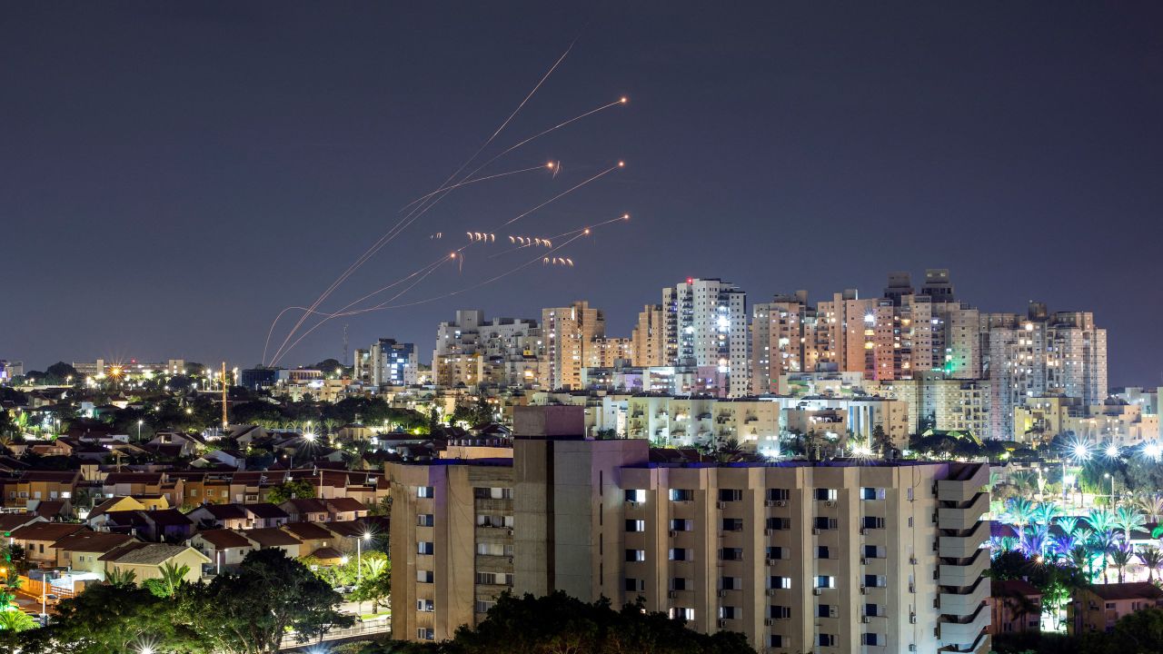 Le système antimissile israélien Iron Dome intercepte des roquettes lancées depuis la bande de Gaza, vue depuis Ashkelon, dans le sud d'Israël, le 7 octobre 2023.