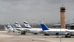 ФАЙЛОВА СНИМКА: Самолети на El Al Israel Airlines се виждат на пистата на интернационалното летище Бен Гурион в Лод, покрай Тел Авив, Израел, 10 март 2020 година REUTERS/Ронен Звулун/Файлова снимка